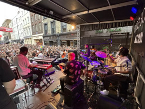 KV2 Audio demonstruje moc, czystość dźwięku i jakość pokrycia podczas imprezy ulicznej Ronnie Scott&#039;s Street Party.
