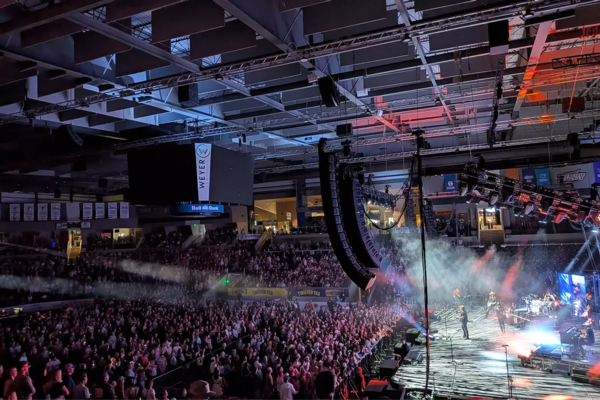 Lee Brice rozbudowuje flagowy system TT+ AUDIO GTX firmy RCF, aby zapewnić pełne pasmo i pełną produkcję podczas koncertów. - Zdjęcie 1