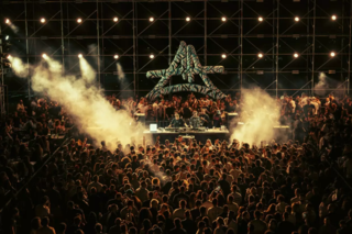 KV2 Audio wspiera elektryzujący występ Adriatique w Jordanii - Zdjęcie 1