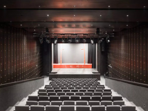 Firma KV2 Audio zakończyła przebudowę dawnego kina w imponujący nowy teatr na Słowacji