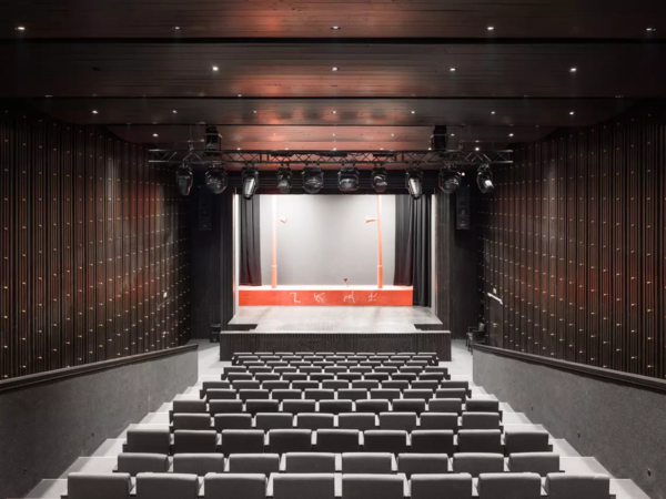 Firma KV2 Audio zakończyła przebudowę dawnego kina w imponujący nowy teatr na Słowacji - Zdjęcie 1